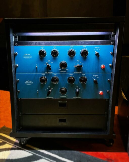 🤩 PULTECS EQ 🤩
On est complètement surexcités de vous annoncer l’arrivée d’un couple d’égaliseurs à lampes PULTECS EQP1-A de la marque AML au Studio Le Zèbre !
Une belle occasion pour refaire quelques ajustements dans notre regie pour les accueillir comme il se doit 🙏
