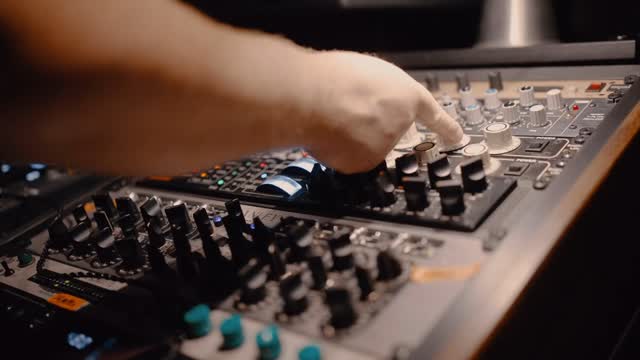 🍾 BONNE ANNÉE 🍾
Nous espérons que vous avez passé de belles fêtes et vous souhaitons une bonne année 2025 en vous dévoilant ici la nouvelle vidéo de présentation du studio 🎥
Merci à tous les artistes et partenaires avec qui nous avons pu collaborer durant l’année passée✨
Thomas, Flavien & Victor.
Dead Chic, Odeva, Soundcellar, La Lue, Eli F. Baptiste, Tetra Hydro K, Le Bruit Qui Pense, Mystically, Frasque, Miqi-O, Tarzan, Madiba Dharma, Cafarnaüm, La Cellule, Mystical Faya, ZN Prod, Wheobe, Murgida, Mathis Akengin, Les Disques Du Crochet, Zerolex, Selva Sonora, Flow-er, Lucien Ersean & Adri Sergent, Steeve Amber, Vouhvoue, Jack and the bearded fishermen, Espace Concept, Festival Ebullison, Kevin Twomey, Bigger,  Eric Bernier, l’École de danse Anne Biton, Le lys production, Stiline, Duod’A , ND Prestation, Tom Moretti, Paul Playa, NG Prod, Leopoldine HH, Alexandrie, Le Pocket Théâtre, Damien Félix, Poligone, Néo Lorenzo, Mango Loco, Mamadjo, Robine, Les Fils du Facteur, Luther & Loretta, Prix Spécial, Pierre Chiffonnier, Dark Supreme, Universe, Potlatch, Lobster, Studio-M, Le Bastion, Shoot The Singer, Upton Park, La Couveuse, Compagnie Claire Sergent, Fin Bien, Lys Impala, EsiaProd…
Vidéo : @studio_m_photovideo 
Musique : @deadchic_ - @upton_park