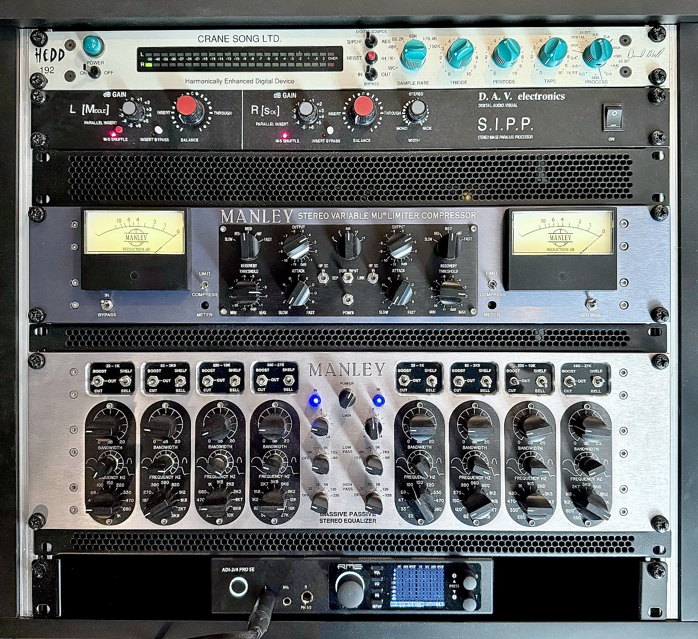 🎛️✨ MANLEY VARI-MU ✨🎛️
Cette rentrée est l’occasion parfaite pour vous présenter ce petit bijou que nous n’avions pas encore dévoilé : le Manley Vari-Mu !
Il s’agit ici de la version Mastering avec quelques options supplémentaires.
Véritable référence, ce compresseur de caractère rejoint son compère l’EQ Massive Passive dans notre cabine de mastering 🔥
#manleylabs #manley #mastering #masteringstudio