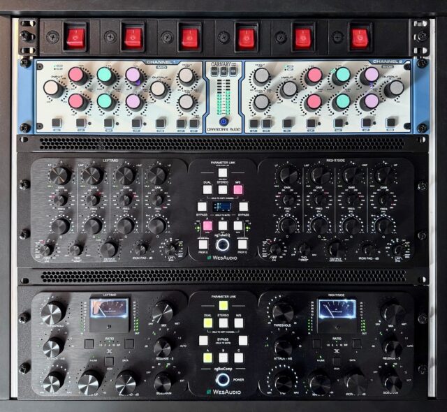 ✨🎛️ ANALOG 2.0 🎛️✨
L’analogique se met à l’heure du digital avec l’arrivée au studio de trois magnifiques machines recallables en USB :
💎 WesAudio ngTubeEQ –  EQ hybride avec ses modes tubes et transistors. 
🔍 WesAudio ngComp – Compresseur VCA, ultra flexible et précis. 
🔥 Cranborne Carnaby – EQ unique, basé sur la distorsion harmonique.
Aux côtés des classiques Manley Vari-Mu et Massive Passive, ce trio moderne et polyvalent, complète harmonieusement notre chaîne de mastering 🥰