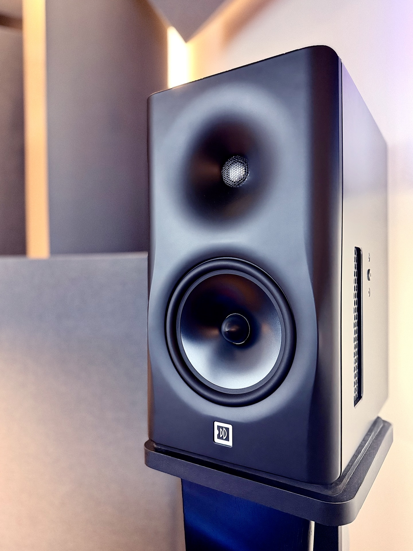 🔈 MONITORING 🔈
Nous accueillons une nouvelle paire de Dutch & Dutch 8C dans notre cabine de mastering !
Couplées à un système de calibration avancé et à un traitement acoustique sur mesure, elles garantissent une précision d’écoute exceptionnelle.  #mastering #monitoring #proaudio @dutch_and_dutch @gikacoustics