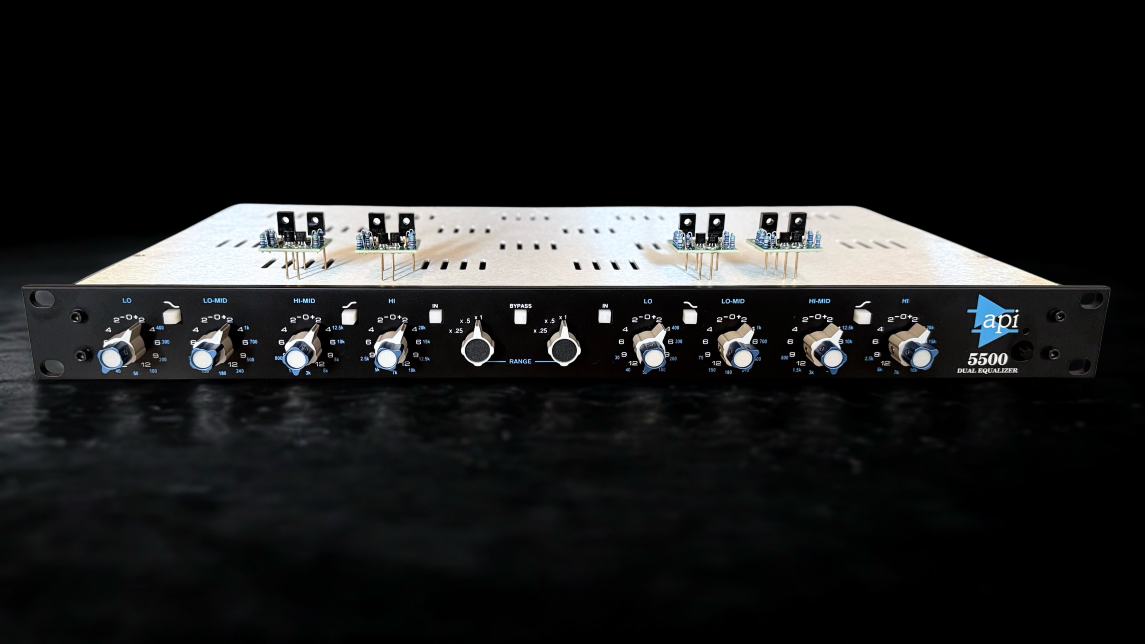 🇺🇸 Du nouveau dans la chaîne de mastering !

L’égaliseur API 5500 custom vient de prendre place dans le rack.
Il complète idéalement notre chaîne analogique avec le punch et la profondeur qui ont fait sa réputation 🔥
Petite touche supplémentaire de caractère et de précision grâce aux célèbres AOP Red Dot.
Nous avons hâte de vous faire découvrir le résultat sur vos prochaines productions. ✨

#Mastering #API5500 #ProAudio #MusicProduction #MasteringStudio