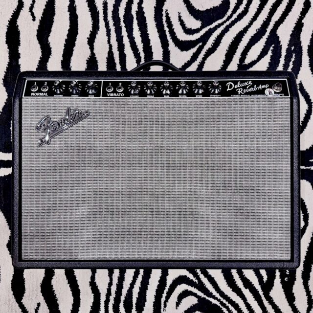 📣 BACKLINE 📣
🎸 Fender ’65 Deluxe Reverb 🎸
Pour accompagner la rentrée, un nouvel ampli vient d’arriver !
Avec un son clair légendaire, sa réverbe à ressort mythique et son trémolo vintage, il devrait trouver sa place dans pas mal de sessions 😁
Disponible pour vos enregistrements et en location 🦓