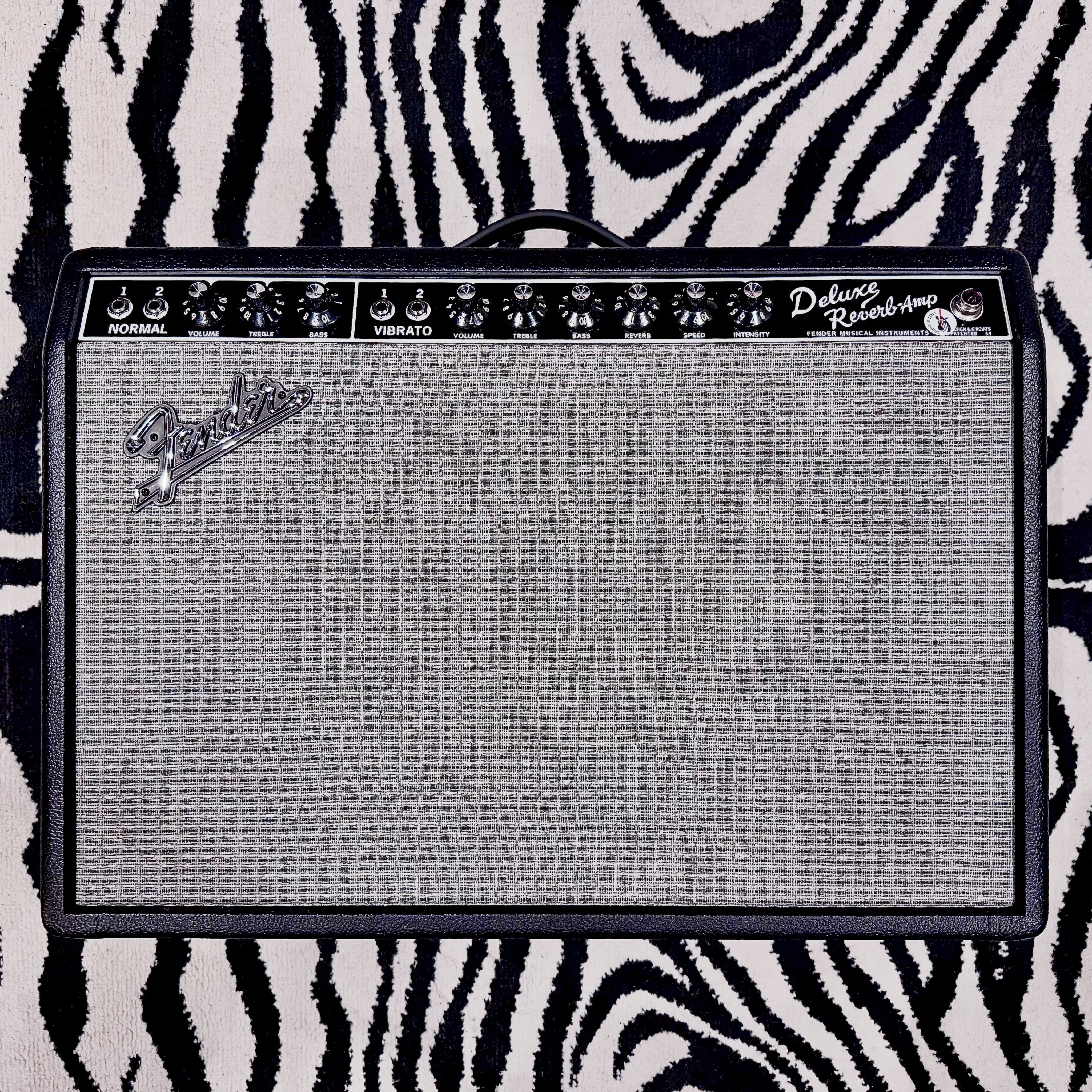 📣 BACKLINE 📣
🎸 Fender ’65 Deluxe Reverb 🎸
Pour accompagner la rentrée, un nouvel ampli vient d’arriver !
Avec un son clair légendaire, sa réverbe à ressort mythique et son trémolo vintage, il devrait trouver sa place dans pas mal de sessions 😁
Disponible pour vos enregistrements et en location 🦓