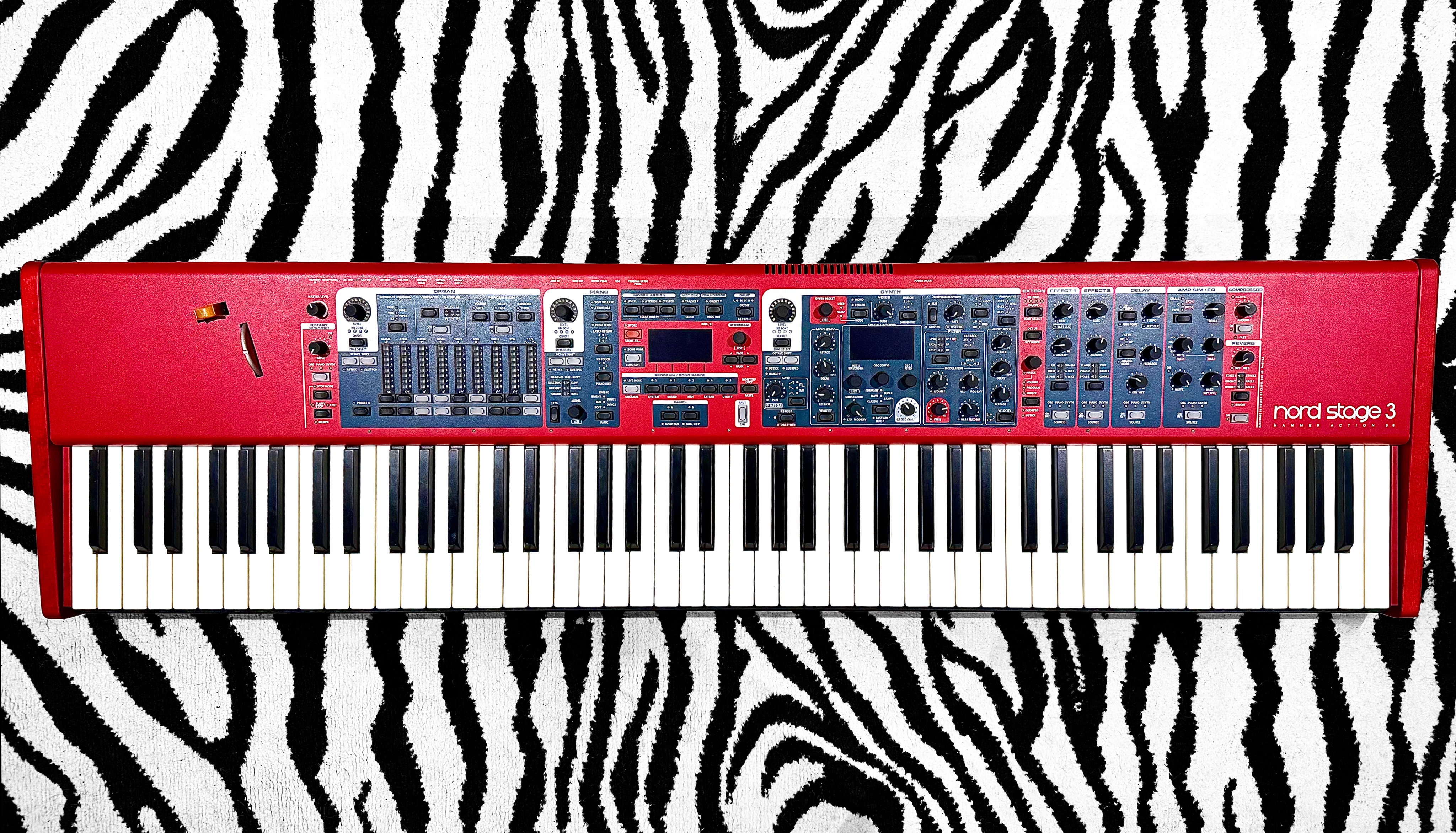 📣 BACKLINE 📣
🎹 Nord Stage 3 88 🎹
Nouvel arrivant au studio 😎
Rhodes, wurlitzer, orgues, synthétiseur et pianos acoustique : ce clavier de 88 touches est un véritable couteau-suisse.
Disponible au studio ou en location de backline 😃🦓